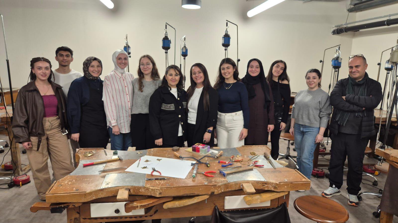 Öğr. Gör. Bilge YILMAZ-TRT Çekim 4.jpeg (150 KB)